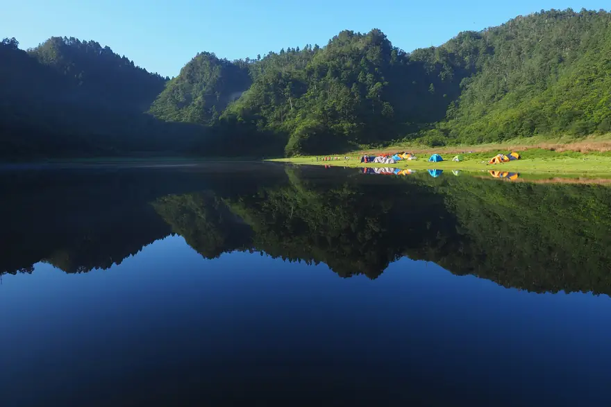 松蘿湖的湖面倒影與營地
